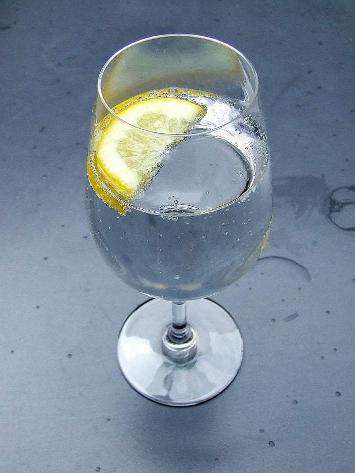 water with lemon