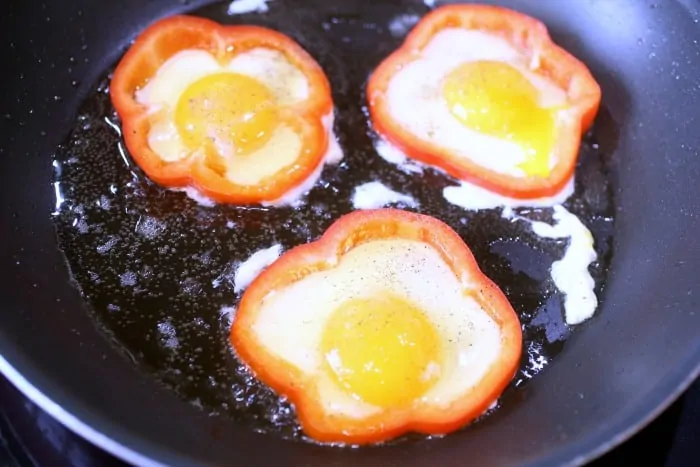 keto-breakfast-pepper-rings-with-eggs