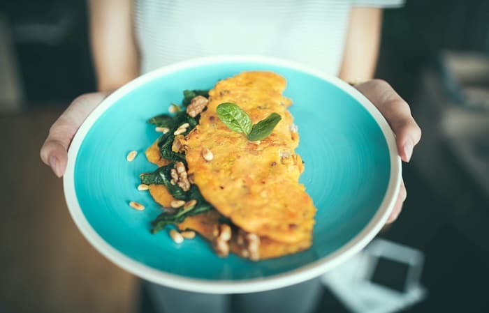 omelet on a blue plate 